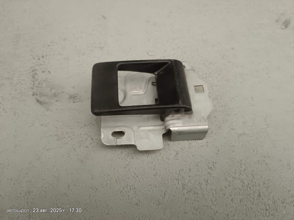 Land Rover Defender I рестайлинг (2007—2016) для Крючок двери передней правой