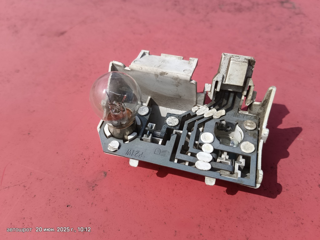 Nissan Primera P10 (1990—1995) для Плата заднего фонаря правого