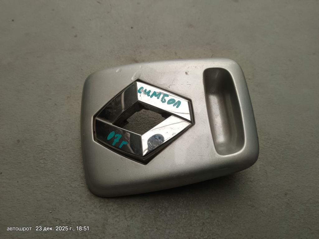 Renault Symbol I рестайлинг 2 (2006—2008) для Эмблема багажника