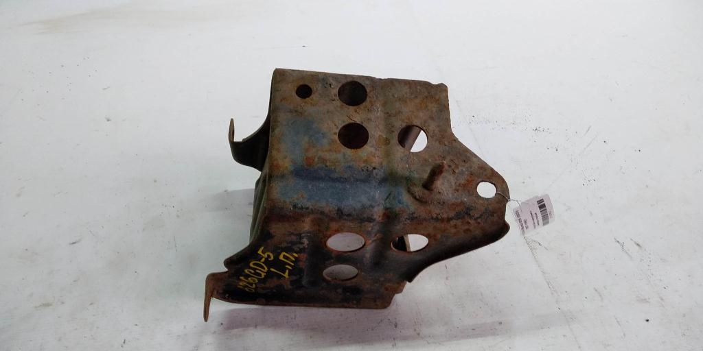 Mazda 626 GD (1987—1996) для Кронштейн бампера переднего левый