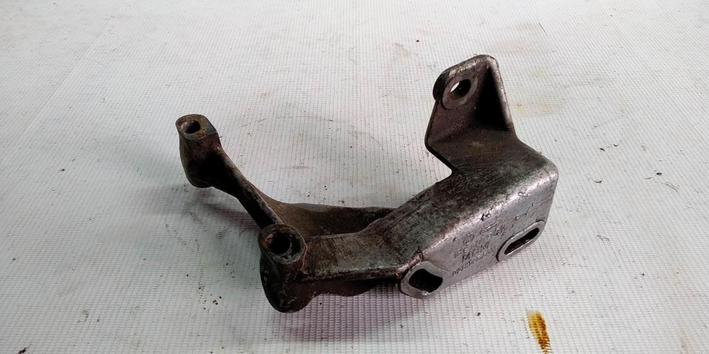 VOLKSWAGEN Passat B3 (1988—1993) для Кронштейн насоса ГУРа