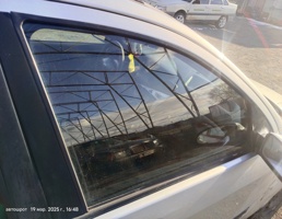 Стекло двери передней правой для Ford Focus I (1998—2004)  запчасти бу