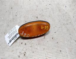 Повторитель на крыло желтый для Mazda 626 GE (1991—1997)  запчасти бу