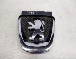 Эмблема решетки для Peugeot 308 I рестайлинг (2011—2015)  запчасти бу