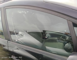 Стекло двери передней правой для Citroen C4 I (2004—2014)  запчасти бу