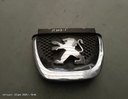 Эмблема решетки для Peugeot 308 I рестайлинг (2011—2015)  запчасти бу