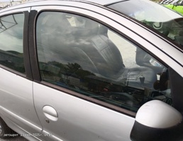 Стекло двери передней правой для Peugeot 206 I (1998—2012)  запчасти бу