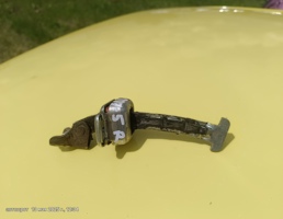 Ограничитель двери задней для Peugeot 107 I рестайлинг (2009—2012)  запчасти бу