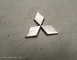 Эмблема решетки для Mitsubishi Lancer IX (2000—2007)  запчасти бу