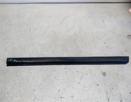 Молдинг двери нижний передней правой для Mazda 626 GE (1991—1997)  запчасти бу