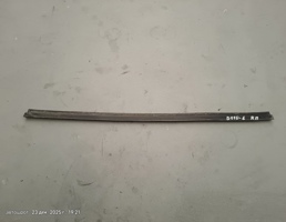 Резинка стекла двери передней правой для Land Rover Defender I рестайлинг (2007—2016)  запчасти бу