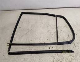 Молдинг стекла двери задней левой для VOLKSWAGEN Polo III (1994—2002)  запчасти бу