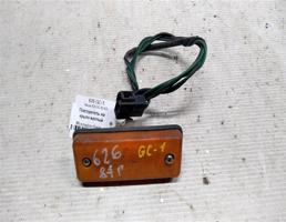 Повторитель на крыло желтый для Mazda 626 GC 83-87г  запчасти бу