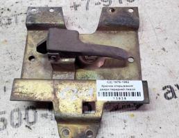 Крючок двери передней левой для Audi 100 C2 76-82г  запчасти бу