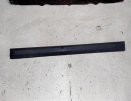 Молдинг двери передней правой для VOLKSWAGEN Passat B4 (1993—1997)  запчасти бу