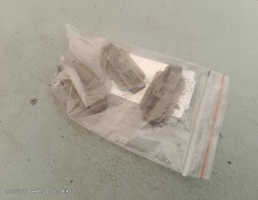 Пистон молдинга наружнего нижнего для Audi A6 C4 (1994—1997)  запчасти бу