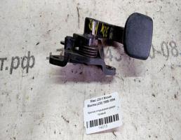 Крючок двери правой для Nissan Maxima J30 (1988—1994)  запчасти бу