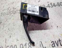 Крючок двери передней левой для VOLKSWAGEN Golf Mk2 (1983—1992)  запчасти бу