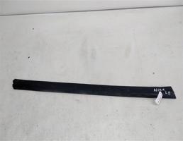 Молдинг двери нижний передней левой для Audi A6 C4 (1994—1997)  запчасти бу