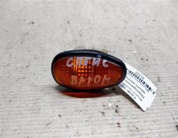 Повторитель на крыло желтый для Mitsubishi Space Wagon II (1991—1998)  запчасти бу