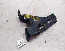 Кронштейн бампера переднего левый для Opel Omega A (1984—1994)  запчасти бу