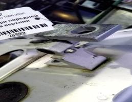Петля двери передней верхняя левая для VOLKSWAGEN Passat B5 (1996—2001)  запчасти бу