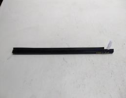 Молдинг стекла двери передней левой для Mercedes-Benz C-класс W202/S202 (1993—1997)  запчасти бу