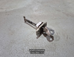 Ограничитель двери передней для Peugeot 107 I рестайлинг (2009—2012)  запчасти бу