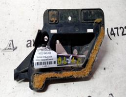 Крючок двери передней левой для Mercedes-Benz C-класс W202/S202 (1993—1997)  запчасти бу